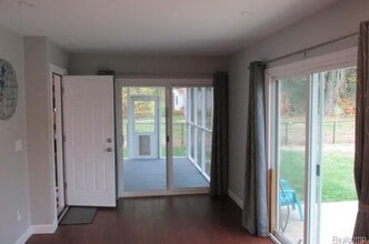 2580 Sunhill Dr in Waterford Township, MI - Building Photo - Building Photo