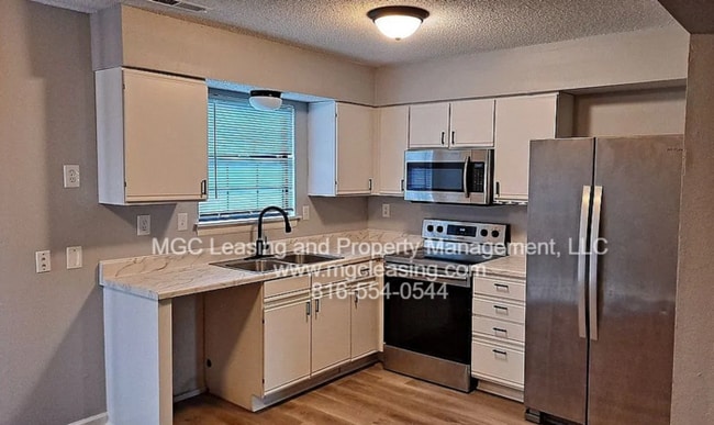 2121 Highridge Dr in Pleasant Hill, MO - Building Photo - Building Photo