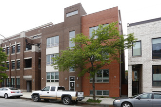 2736 N Ashland Ave in Chicago, IL - Foto de edificio - Building Photo