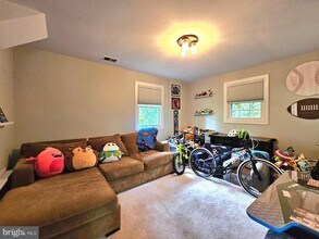 9025 Denise Ln in Fairfax, VA - Building Photo - Building Photo