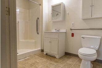 Falcon Manor Senior Housing in Williston, VT - Foto de edificio - Building Photo