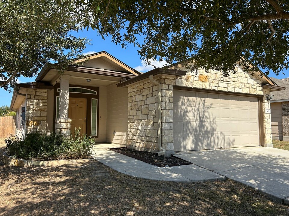 741 Great Oaks Dr in New Braunfels, TX - Foto de edificio