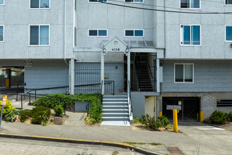 Blue Lake Apartments in Seattle, WA - Building Photo - Building Photo