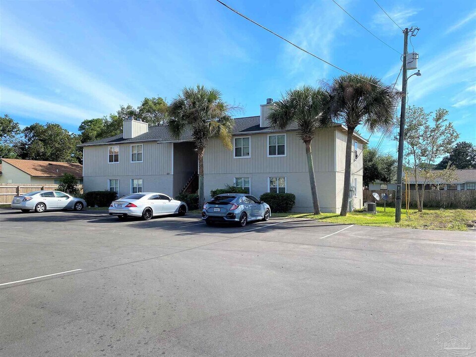 672 S 72nd Ave in Pensacola, FL - Building Photo
