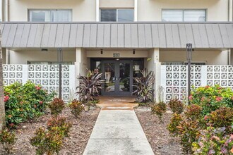 4606 W Gray St, Unit #105 in Tampa, FL - Building Photo - Building Photo