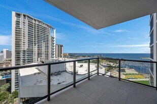 330 1st St S in St. Petersburg, FL - Building Photo