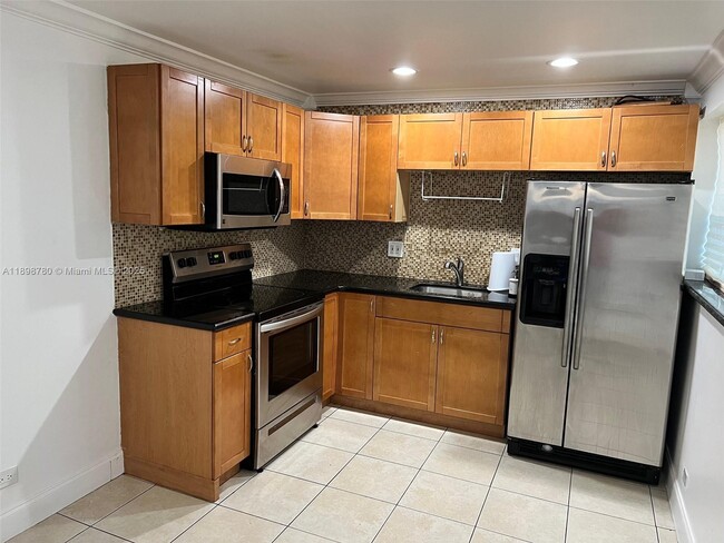 4031 E 10th Ave in Hialeah, FL - Building Photo - Building Photo