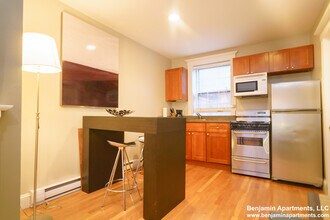 16 Cedar Ln Way, Unit 2 in Boston, MA - Foto de edificio - Building Photo