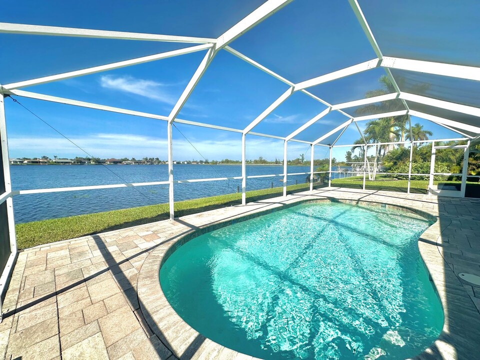 814 SW Santa Barbara Pl in Cape Coral, FL - Foto de edificio