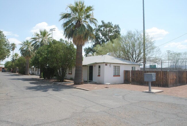 Prince Apartments in Tucson, AZ - Building Photo - Building Photo