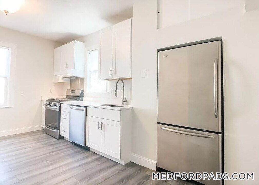 98 Bristol Rd in Medford, MA - Building Photo