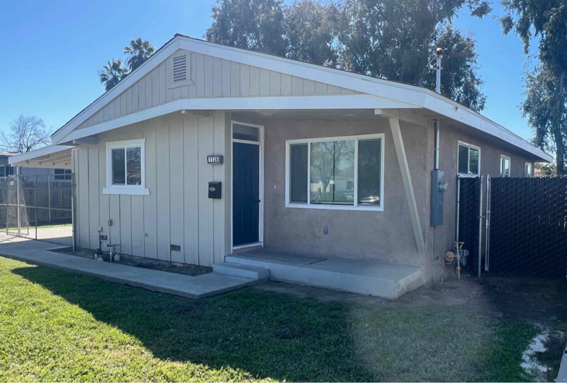 1136 Rodgers Rd in Hanford, CA - Building Photo