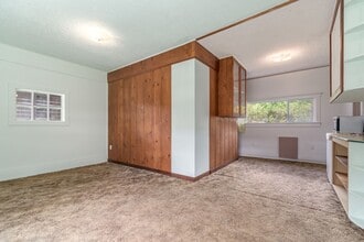1220 SE Fullerton St in Roseburg, OR - Building Photo - Building Photo