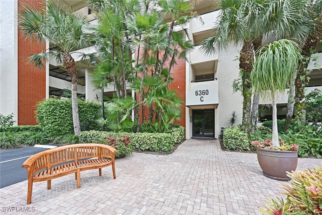 6360 Pelican Bay Blvd in Naples, FL - Building Photo