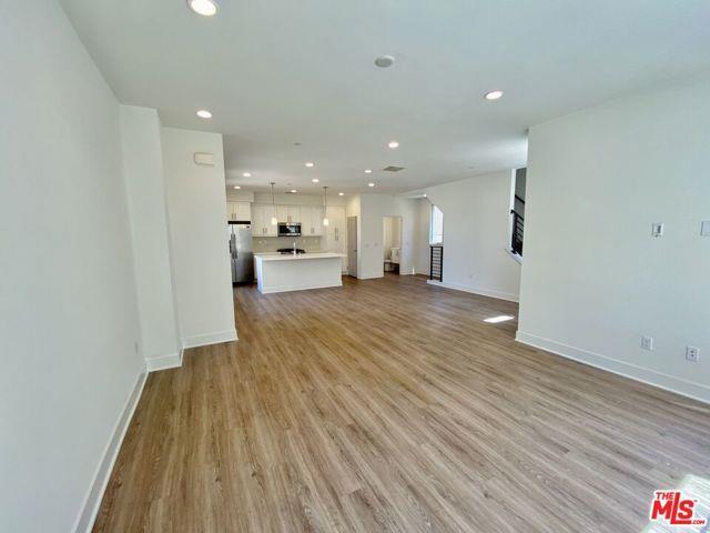 10732 Bloomfield St in Los Angeles, CA - Building Photo - Building Photo