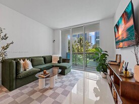 950 Brickell Bay Dr in Miami, FL - Building Photo