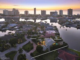 377 Pirates Bight in Naples, FL - Building Photo