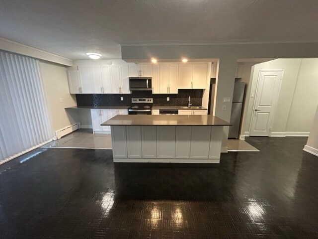 2 Superior Ave in Toronto, ON - Building Photo