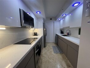 6917 Collins Ave, Unit 809 in Miami, FL - Foto de edificio - Building Photo