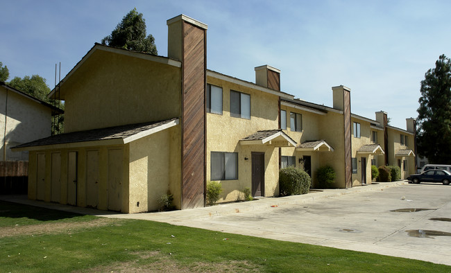 6305 Castleford St in Bakersfield, CA - Foto de edificio - Building Photo