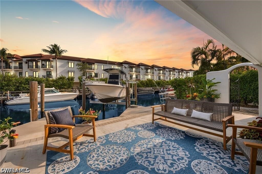 1435 Curlew Ave in Naples, FL - Foto de edificio