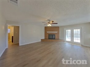 1012 Wembley Rd in Arlington, TX - Foto de edificio - Building Photo