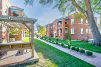 Courtyard On Maple Apartments-Student Housing in Kansas City, MO - Building Photo - Building Photo