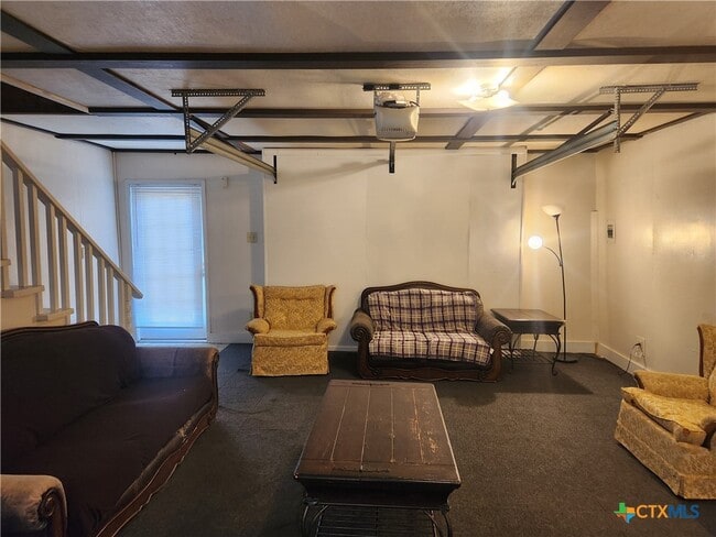 102 Duke St in Yoakum, TX - Building Photo - Building Photo