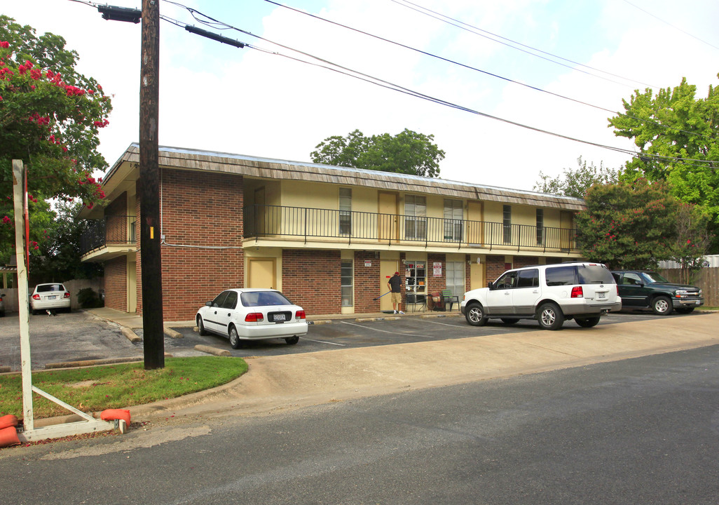 Highland Square in Austin, TX - Building Photo