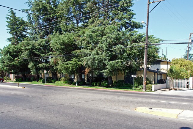 3661 N Cedar Ave in Fresno, CA - Building Photo - Building Photo