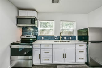 4318 1st St in Bacliff, TX - Foto de edificio - Building Photo