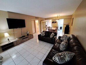 201 178th Dr, Unit 332 in Sunny Isles Beach, FL - Building Photo - Building Photo