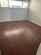 20134 Leadwell St, Unit 208 in Winnetka, CA - Foto de edificio - Building Photo