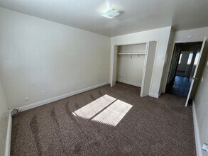 880 Charles Ln-Unit -3 in Porterville, CA - Building Photo - Building Photo