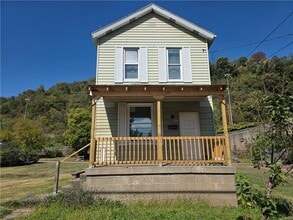 302 1st St in West Elizabeth, PA - Foto de edificio - Building Photo