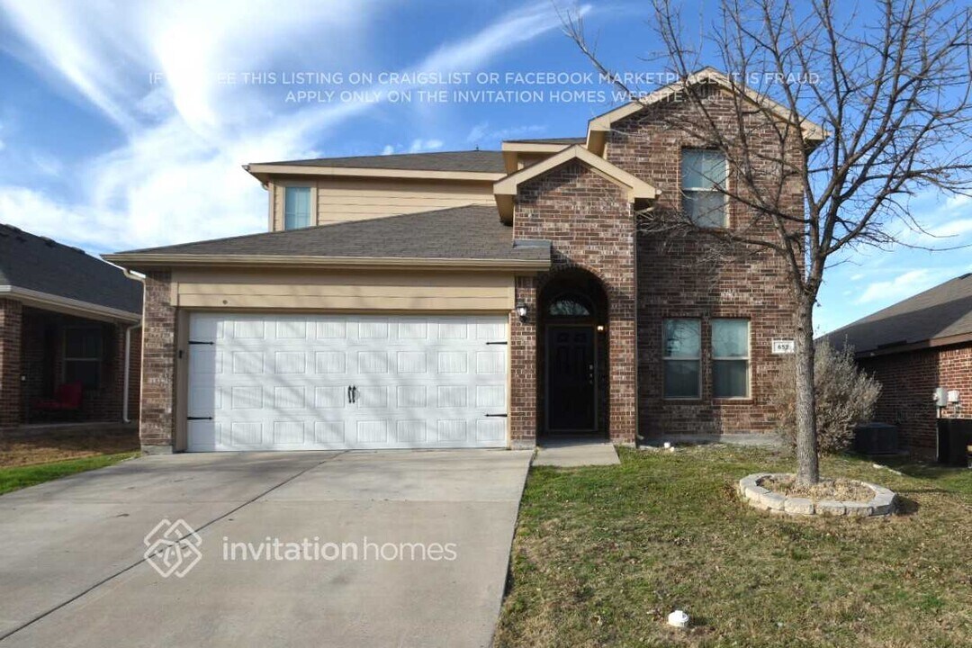 652 Creekview Dr in Azle, TX - Building Photo