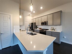 5843 Whitby Rd in San Antonio, TX - Building Photo - Building Photo