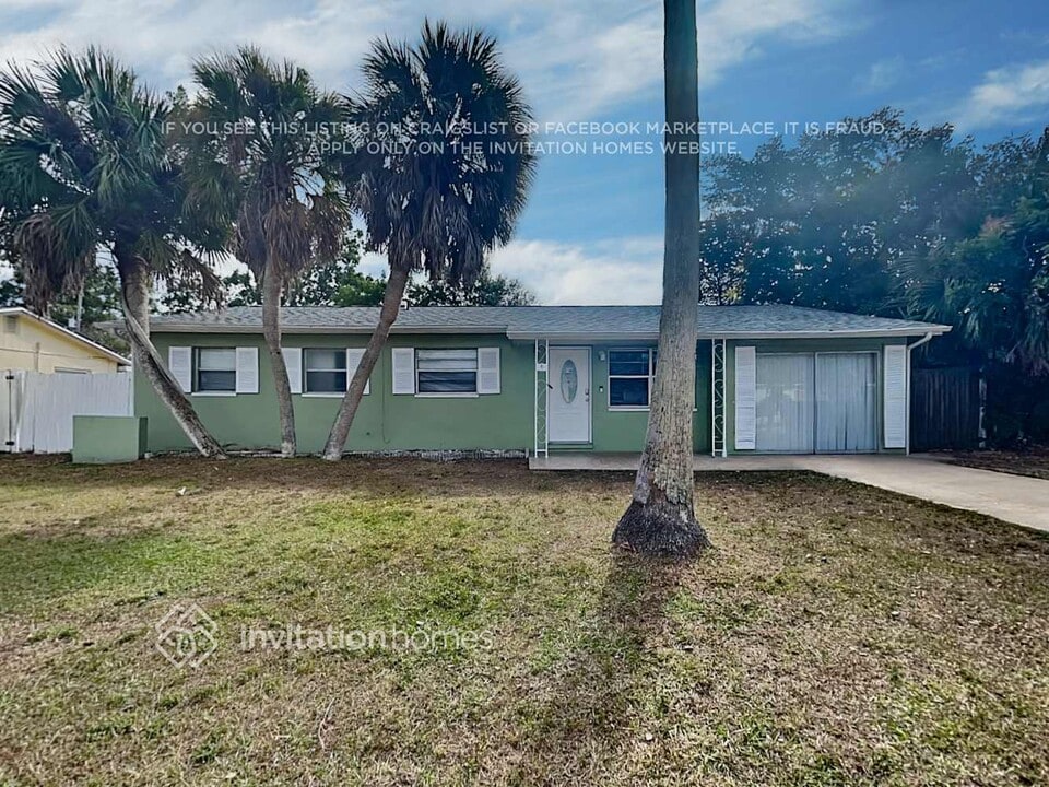 8380 Jacaranda Ave in Seminole, FL - Foto de edificio