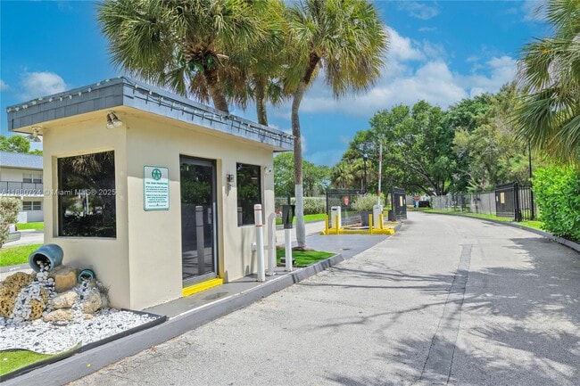 7825 Fairview Dr in Tamarac, FL - Building Photo - Building Photo