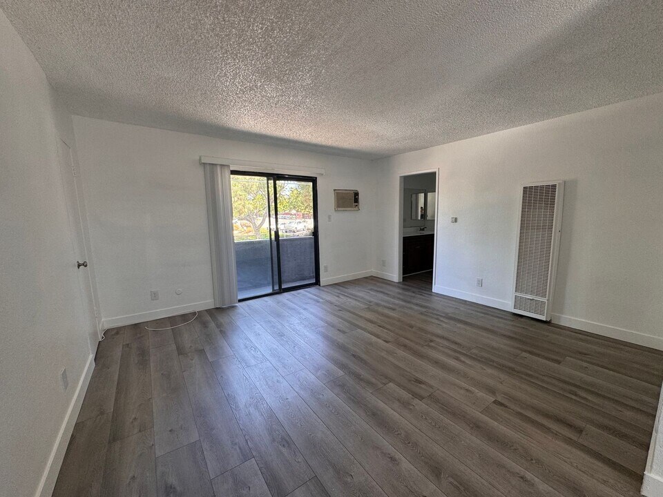 18416 Halsted St in Los Angeles, CA - Building Photo