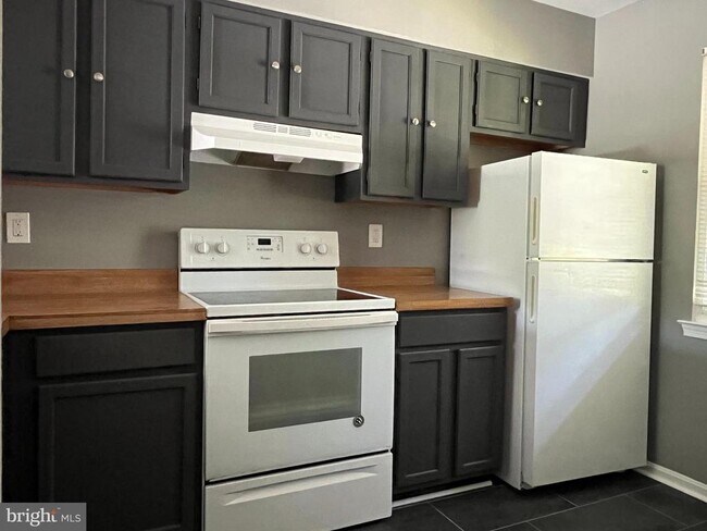 7601 Lee Landing Dr in Falls Church, VA - Building Photo - Building Photo