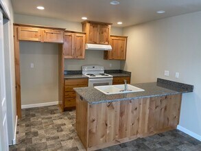 1014 SW Stoney Creek Ln in Grants Pass, OR - Building Photo - Building Photo