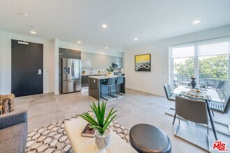 214 Westmoreland Ave, Unit 4 in Los Angeles, CA - Building Photo - Building Photo