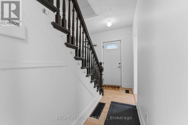 71 Carruthers Ave in Ottawa, ON - Building Photo - Building Photo