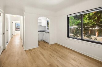 909 4th Ave N, Unit F in Seattle, WA - Building Photo - Building Photo