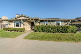16562 Sabot Ln in Huntington Beach, CA - Building Photo