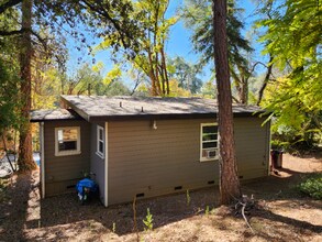 16619 Old Stagecoach Rd in Applegate, CA - Foto de edificio - Building Photo