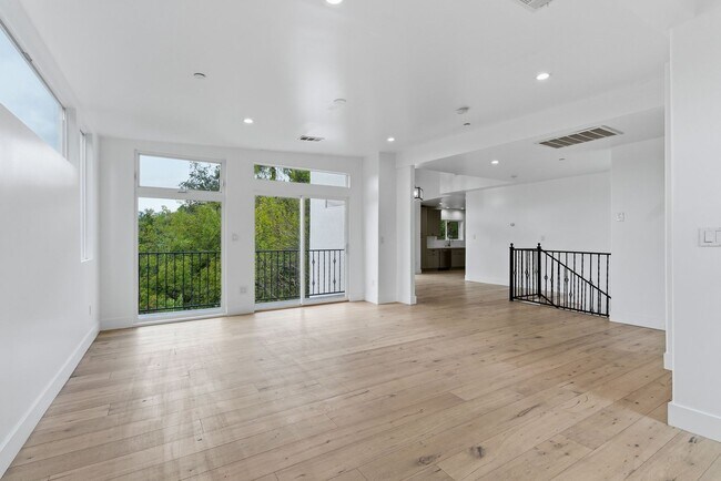 2409 Yorkshire Dr in Los Angeles, CA - Building Photo - Building Photo