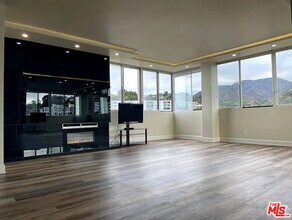 17352 Sunset Blvd in Los Angeles, CA - Building Photo - Building Photo