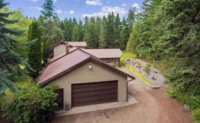 33940 County Line Dr in Bigfork, MT - Building Photo - Building Photo